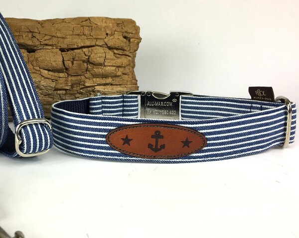 Maritimes Halsband, blau weiß gestreift, mit einer cognacfarbener Leder Applikation mit Anker drauf. Mit silberfarbenem Aluminium Verschluß