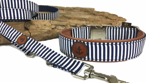 Halsband Ahoi mit Kunstleder unterlegt + Applikation marine 4 cm breit / 67-70 cm lang Label oval mit Namen des Hundes + Ankersymbol Kunststoff