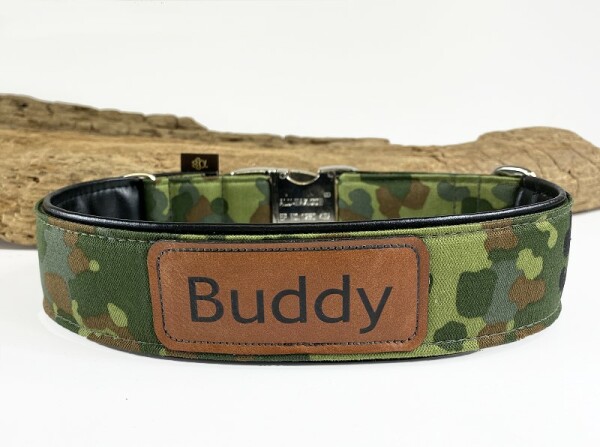 Halsband Camouflage m.Kunstleder unterlegt- optional Namenslabel 3 cm breit / 46-48 cm lang Aluminium Kunstleder cognacbraun mit Label  ( cognacbraun )