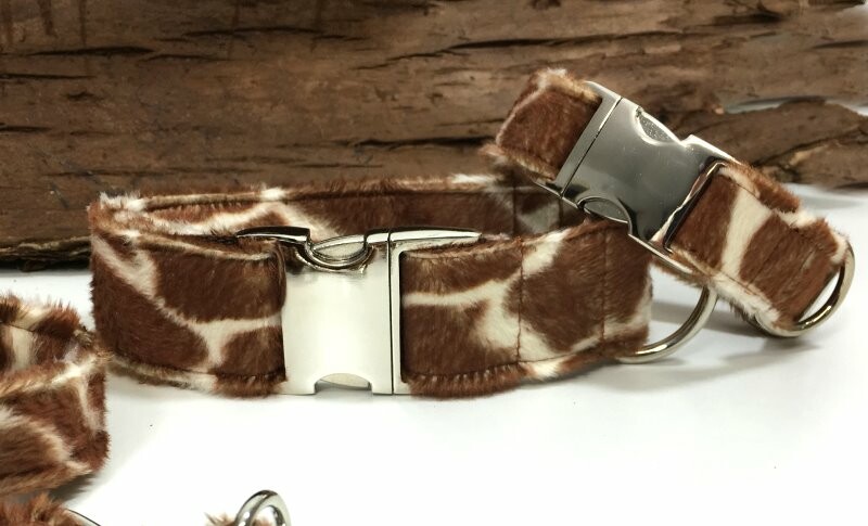 Fellhalsband Giraffe rotbraun