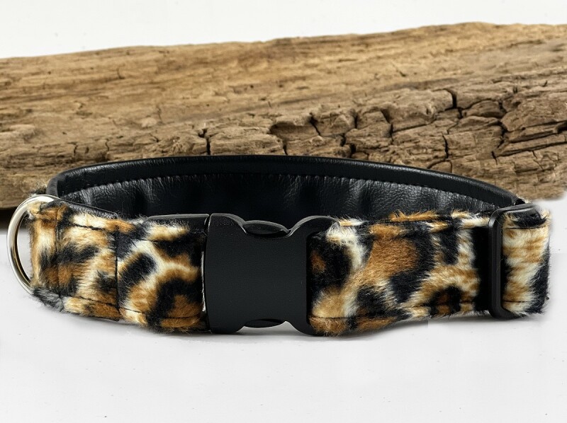 Ein Hundehalsband, aus Fellimitat Leopard, mit schwarzem Kunstleder unterlegt. Der Verschluss ist hier, auf dem Foto, schwarz. 